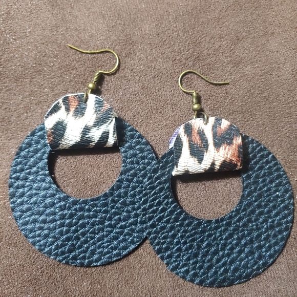 Black and cheetah - Picture 1 of 1